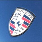 ポルシェカイエンエンブレム写真