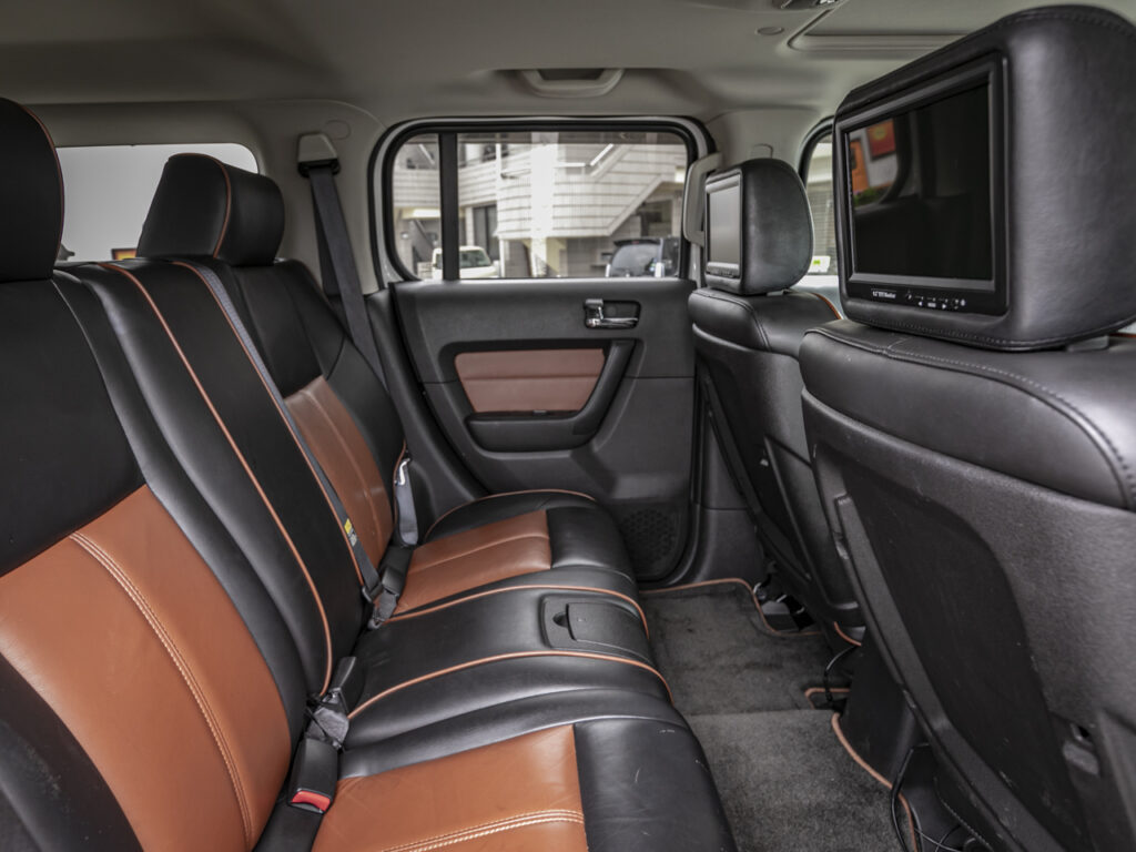 ハマーH3後部座席写真