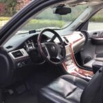 キャデラックエスカレードリムジン仕様運転席画像